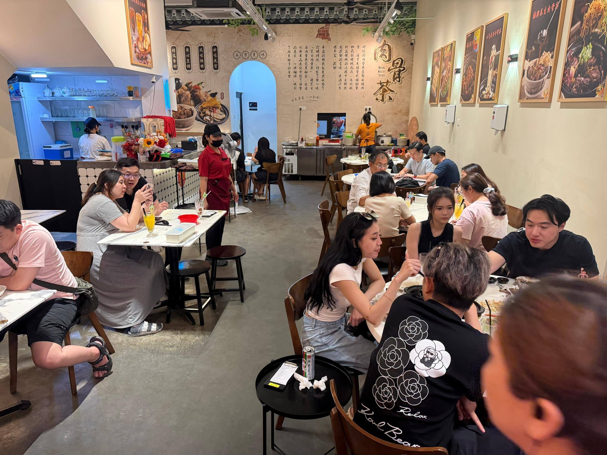 阿彬养生肉骨茶用餐环境 — 座无虚席